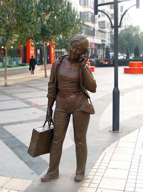 打电话的女人雕塑