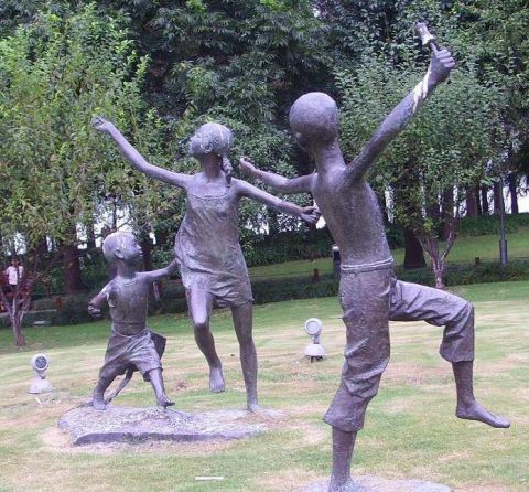 放风筝的儿童铜雕