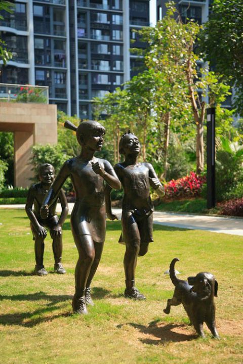 孩子与小狗奔跑铜雕