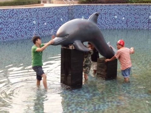 游乐场海豚铜雕