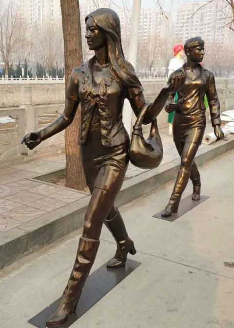 行走的女人铜雕