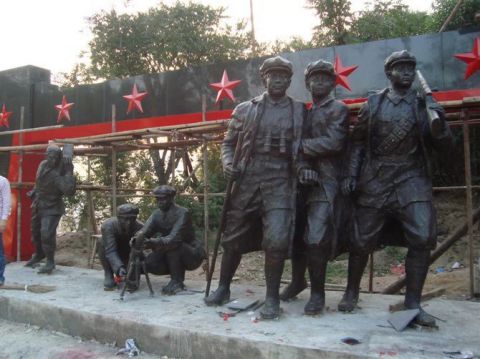 红军打仗雕塑