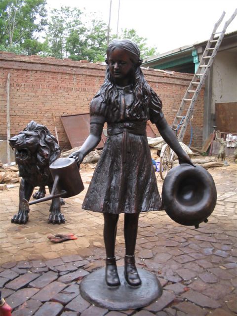 浇花的小女孩铜雕