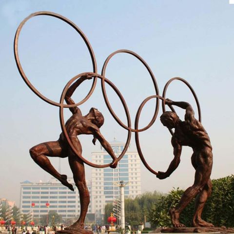 奥运五环和运动员铜雕
