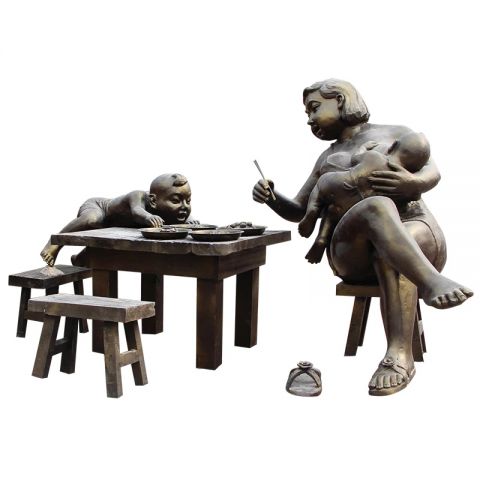 哺乳的母亲和吃饭的儿童雕塑