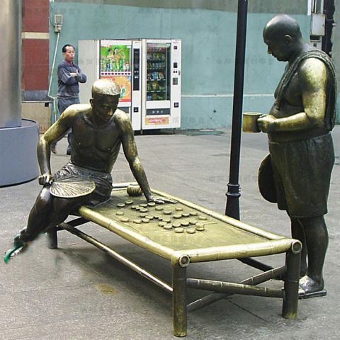 乘凉下象棋的男人铜雕