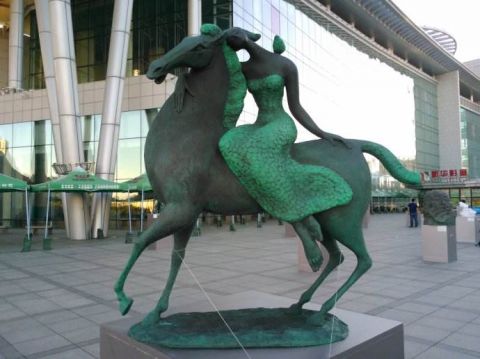 街边抽象骑马的女孩铜雕 