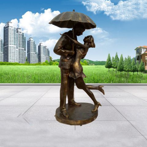 打伞接吻的人物铜雕