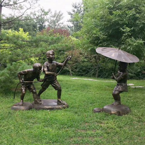 打伞玩水的儿童铜雕