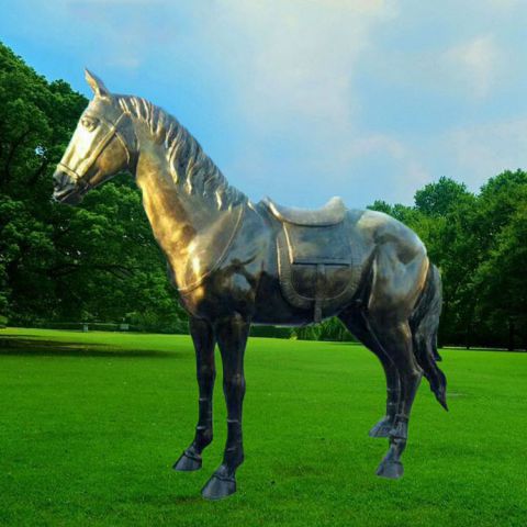 戴马鞍的马雕塑