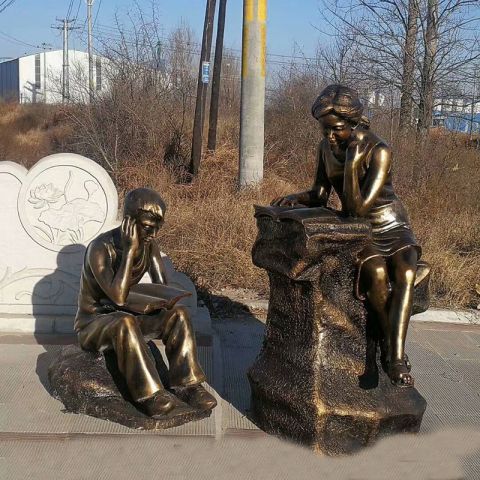 读书的男女学生铜雕