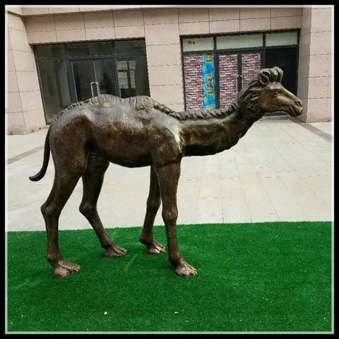 骆驼动物雕塑