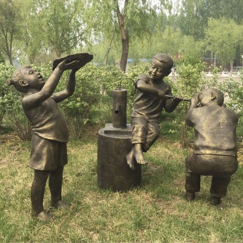 接水玩耍的儿童铜雕