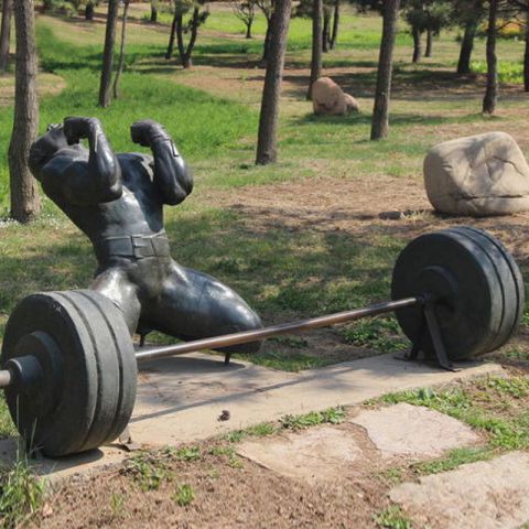 举重的运动员铜雕