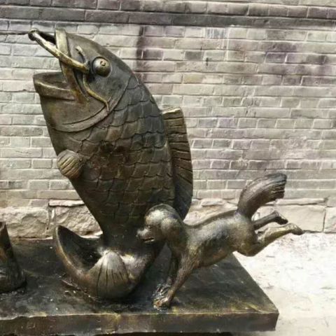 鲤鱼和小狗铜雕 
