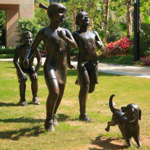 跑步遛狗的儿童雕塑  