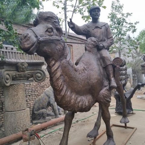骑骆驼的少数民族人物铜雕