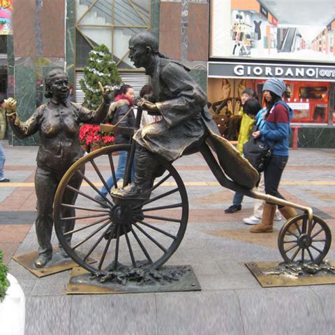 清朝人物骑自行车铜雕