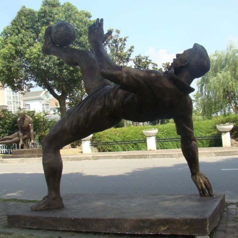 射门的足球运动员铜雕