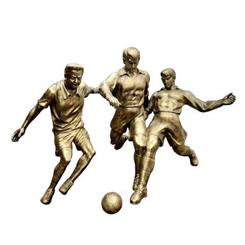 踢足球的人物雕塑