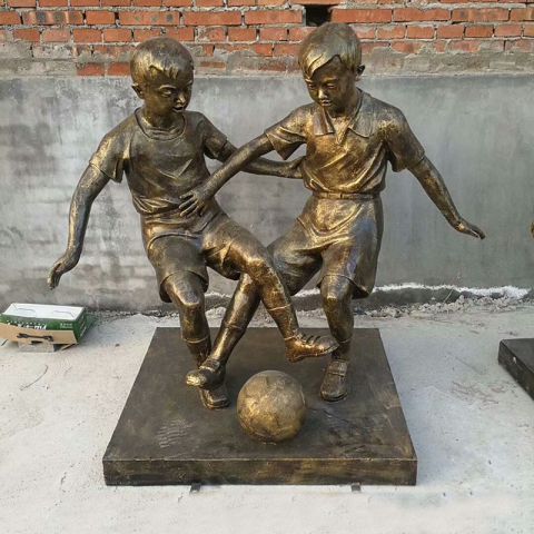 踢足球的小男孩铜雕