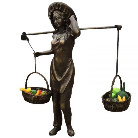 挑着蔬果的女人铜雕 