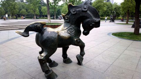 铜雕抽象马