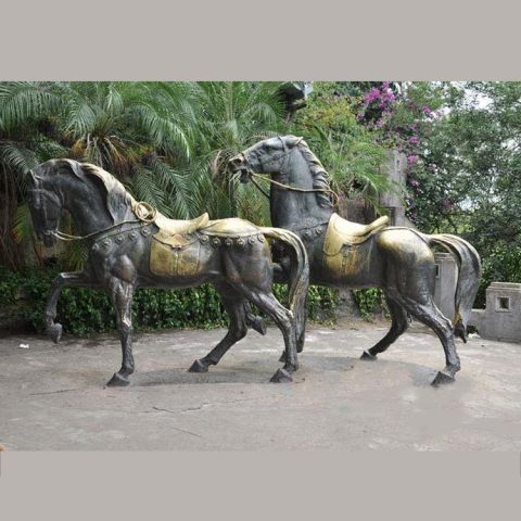 铜雕戴马鞍的马