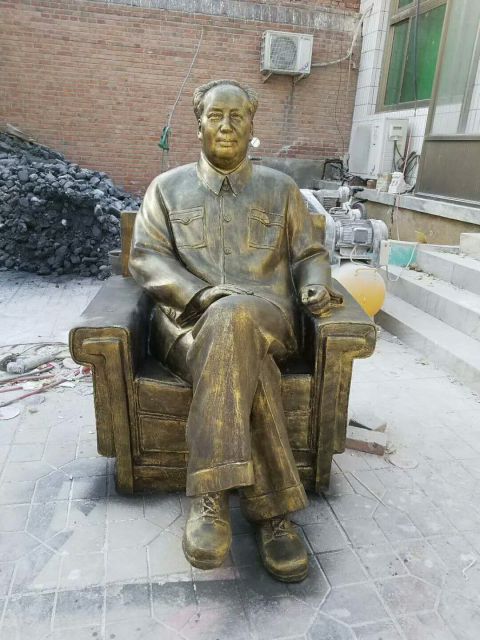 铜雕坐沙发的毛主席
