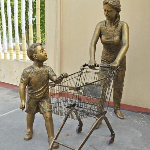 推购物车的母子铜雕