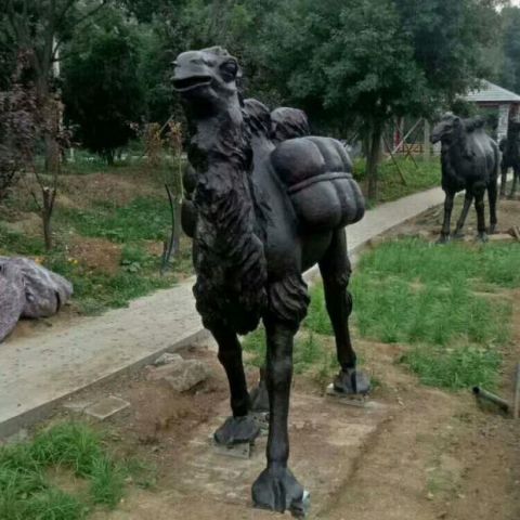 驮行李的骆驼铜雕