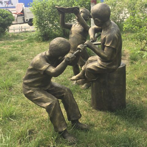 玩水的儿童铜雕