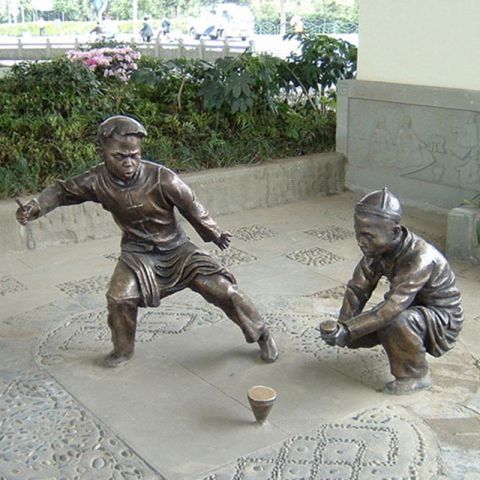 玩陀螺的古代儿童铜雕