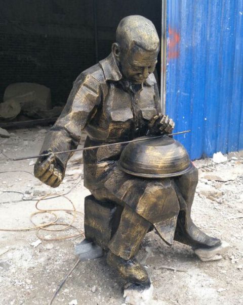 修盆的人物铜雕