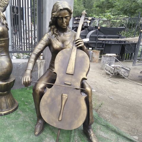 拉大提琴的女人铜雕