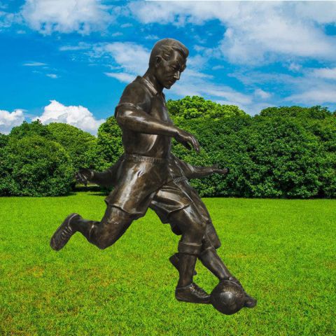 踢足球运动员铜雕