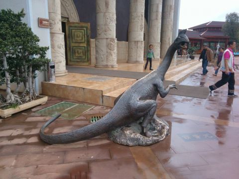 恐龙动物铜雕