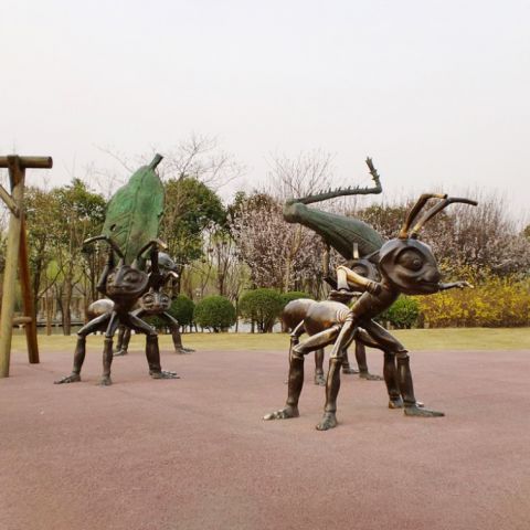 昆虫背绿叶铜雕