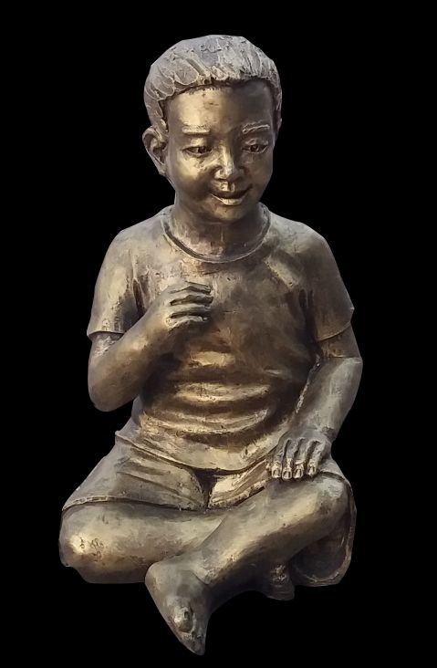 盘坐在地的小男孩铜雕