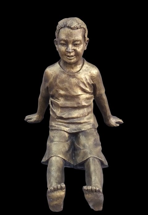 坐地上的小男孩铜雕像