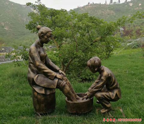 给母亲洗脚的孩童雕塑