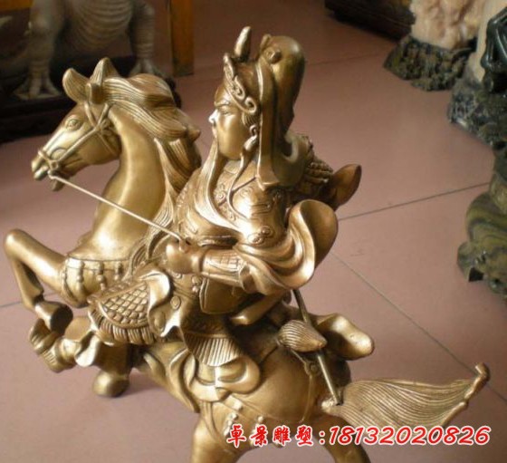 骑马的关羽铜塑像
