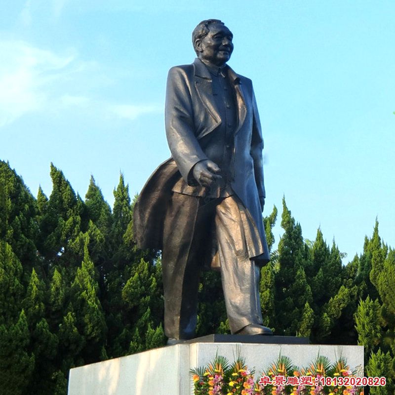 革命家、政治家邓小平铜雕像