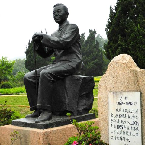 中国现代著名小说家老舍铜雕像